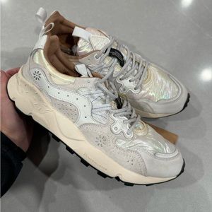 flower mountain women’s shoes (sz 40) NWT